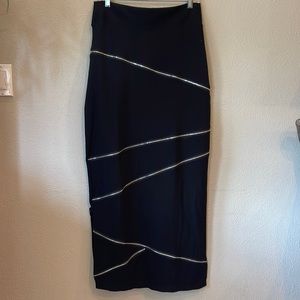 Rock ‘N Karma XL black ZigZag skirt. Stretch waist. Slits on both sides. Zippers